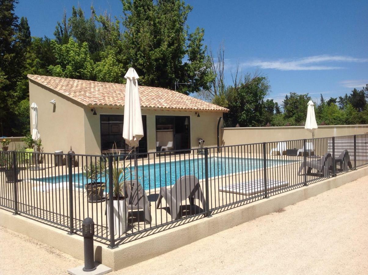 Des Roulottes En Provence Hotel Barbentane Exterior photo