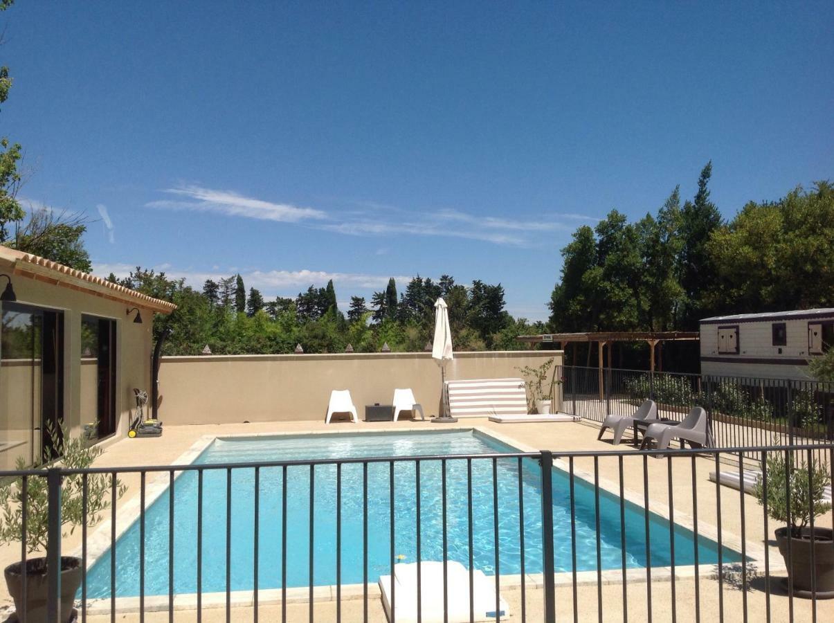 Des Roulottes En Provence Hotel Barbentane Exterior photo